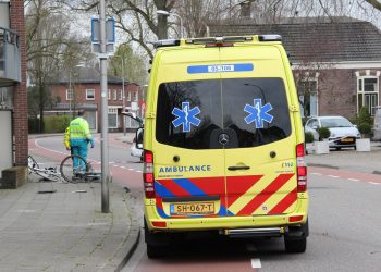Auto rijdt 2 fietssters aan politie 