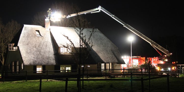 Bewoners veel geluk bij schoorsteenbrand brandweer 
