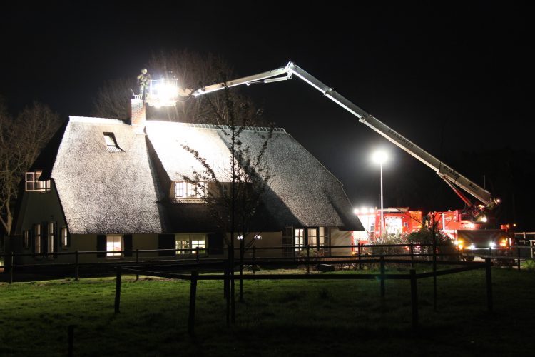 Bewoners veel geluk bij schoorsteenbrand brandweer 