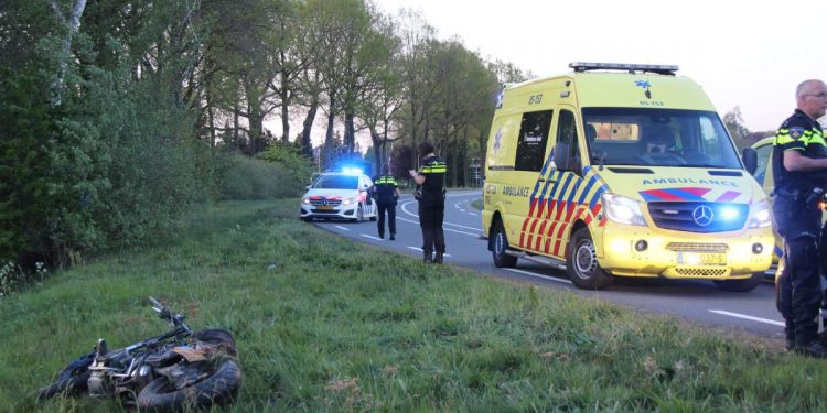 HoltensNieuws.nl Motorrijder zwaar gewond op Rijssenseweg Motorrijder zwaar gewond op Rijssenseweg politie