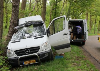 Pakketbezorger vliegt uit de bocht 