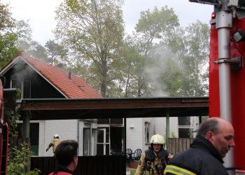 Vakantiewoning onbewoonbaar door flinke binnenbrand brandweer 