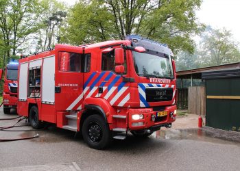Vakantiewoning onbewoonbaar door flinke binnenbrand brandweer 