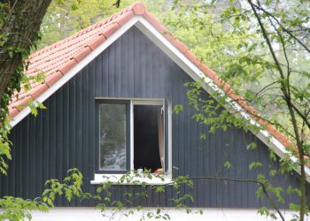 Vakantiewoning onbewoonbaar door flinke binnenbrand brandweer 