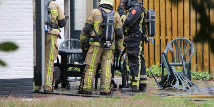 Vakantiewoning onbewoonbaar door flinke binnenbrand brandweer 