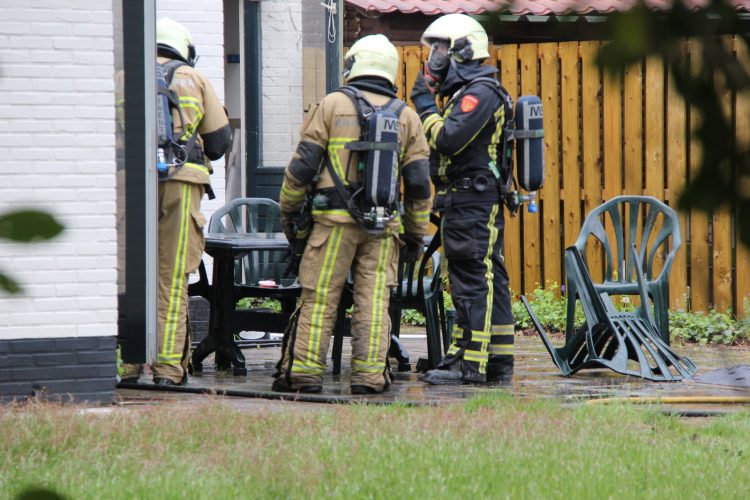 Vakantiewoning onbewoonbaar door flinke binnenbrand brandweer 