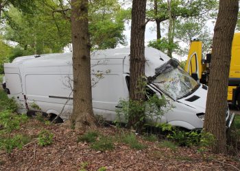 Pakketbezorger vliegt uit de bocht 