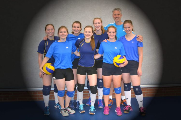 Nieuw volleybal damesteam speelt eerste oefenwedstrijd mintonette 