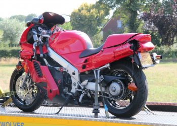 Motorrijder verliest de macht over het stuur en raakte gewond 