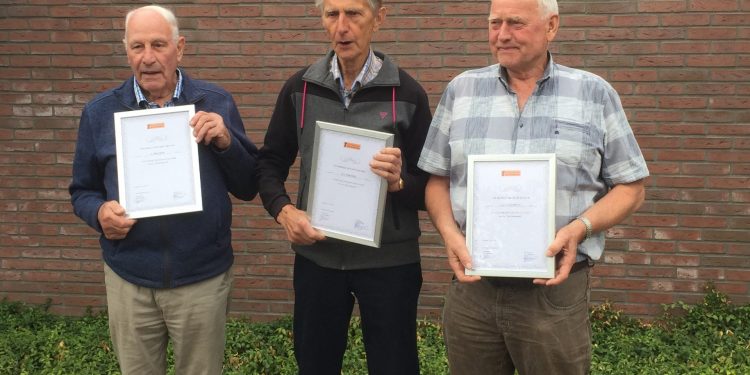 HoltensNieuws.nl Drie keer lidmaatschapsjubileum bij sv de Eendracht. Drie keer lidmaatschapsjubileum bij sv de Eendracht. sv de eendracht de eendracht