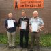 Vinylgroep Köllingserf schenkt pluimvee ism kinderboerderij Dondertman. haarschool dondertman 