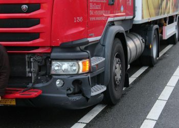 Ongeval tussen vrachtwagen en auto op kruising N332 