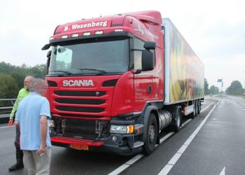 Ongeval tussen vrachtwagen en auto op kruising N332 