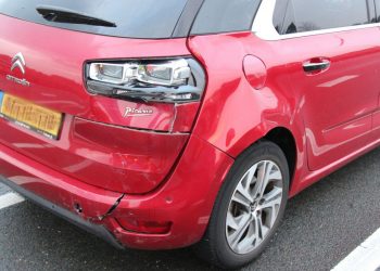 Ongeval tussen vrachtwagen en auto op kruising N332 