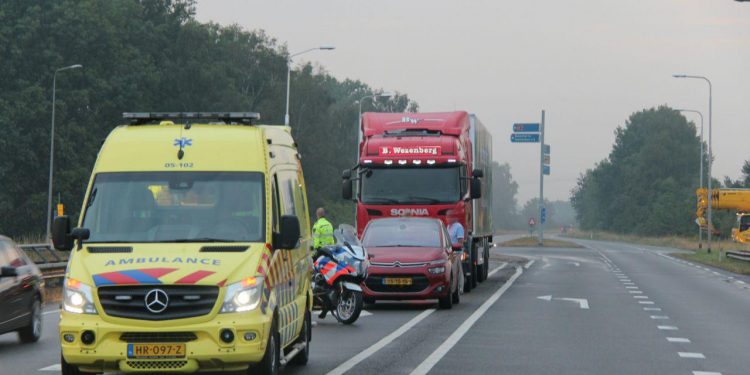 Ongeval tussen vrachtwagen en auto op kruising N332 
