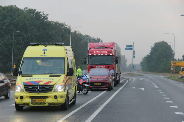 Ongeval tussen vrachtwagen en auto op kruising N332 