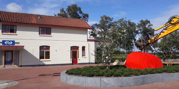 Vernieuwd Stationsplein in Holten officieel geopend 