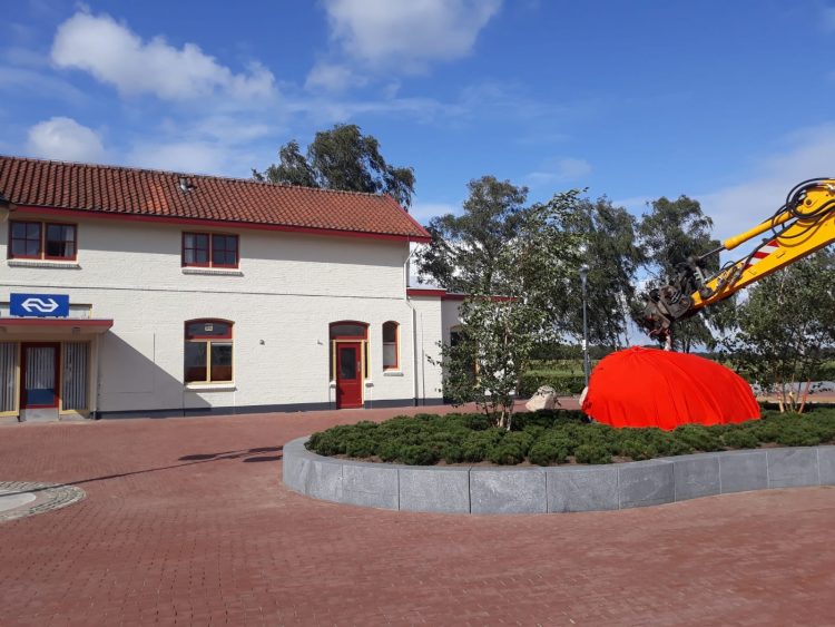 Vernieuwd Stationsplein in Holten officieel geopend 