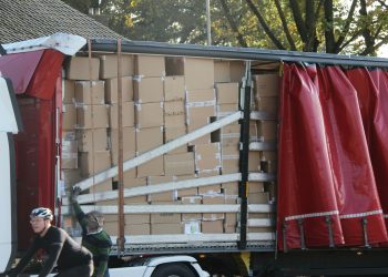 Vrachtwagen rijdt tegen spoorbrug geen treinen tussen Holten en Deventer 