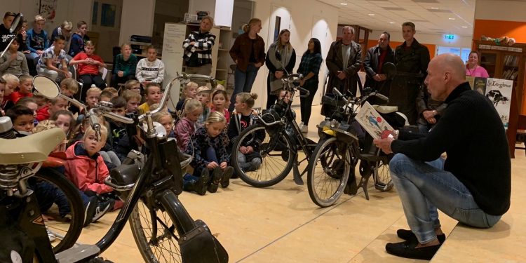 OBS de Haarschool uit Holten opent de Kinderboekenweek op spectaculaire wijze. kinderboekenweek haarschool dondertman 