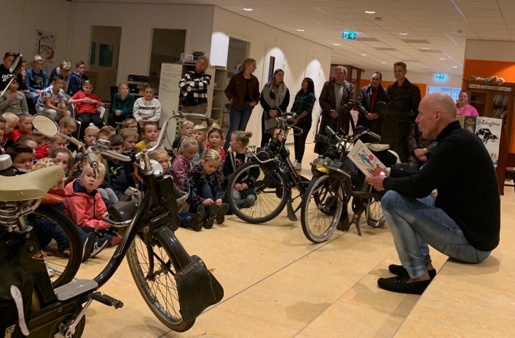 OBS de Haarschool uit Holten opent de Kinderboekenweek op spectaculaire wijze. kinderboekenweek haarschool dondertman 