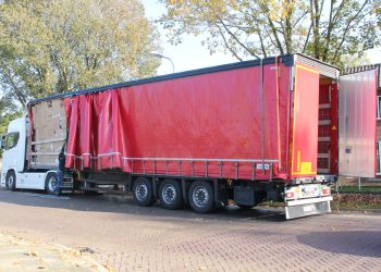 Vrachtwagen rijdt tegen spoorbrug geen treinen tussen Holten en Deventer 