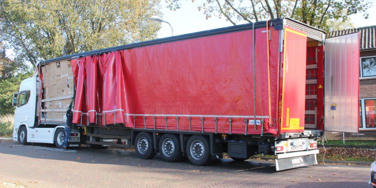 Vrachtwagen rijdt tegen spoorbrug geen treinen tussen Holten en Deventer 