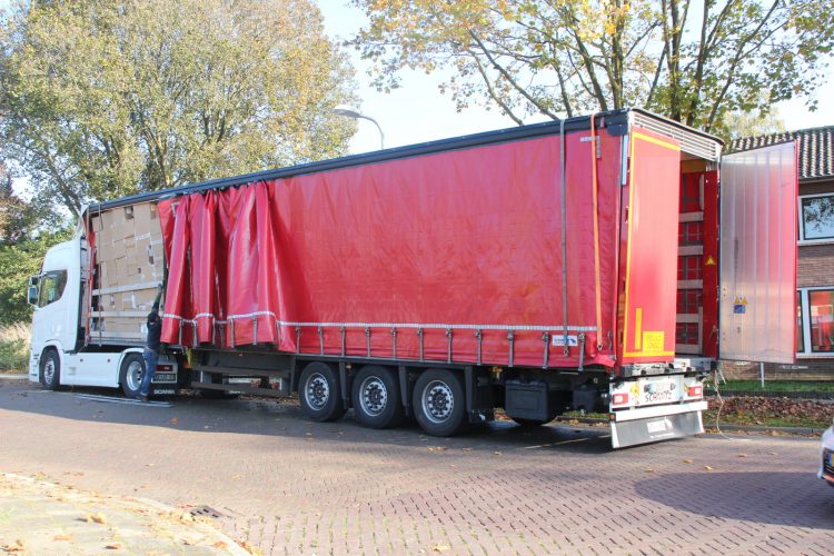 Vrachtwagen rijdt tegen spoorbrug geen treinen tussen Holten en Deventer 