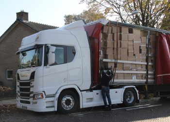 Vrachtwagen rijdt tegen spoorbrug geen treinen tussen Holten en Deventer 