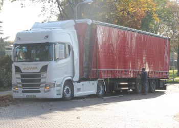 Vrachtwagen rijdt tegen spoorbrug geen treinen tussen Holten en Deventer 