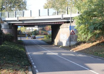 Vrachtwagen rijdt tegen spoorbrug geen treinen tussen Holten en Deventer 