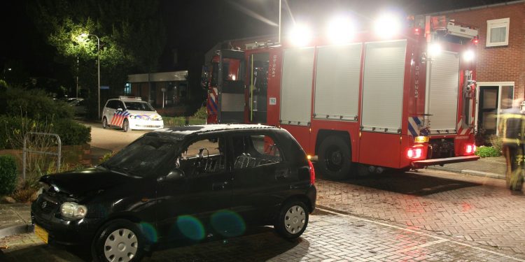 Auto brandt uit aan de Gaardenstraat politie brandweer 