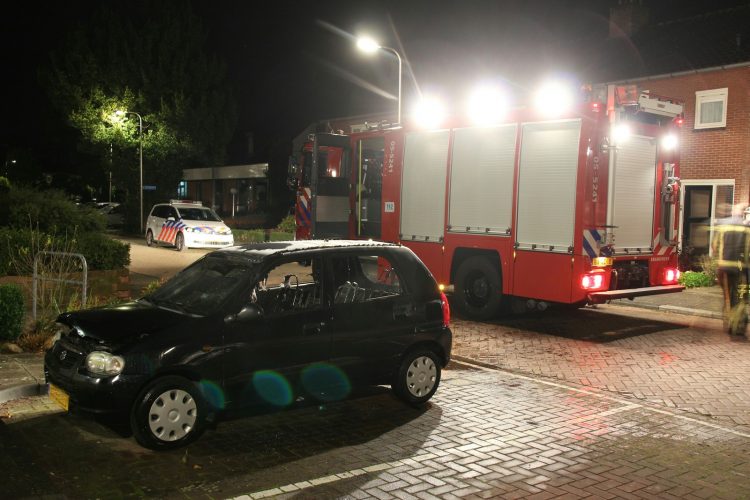 Auto brandt uit aan de Gaardenstraat politie brandweer 