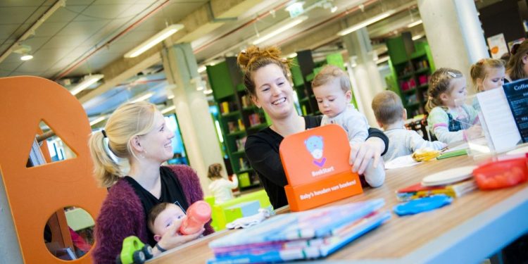 Aandacht voor peuterpuberteit in MamaPapacafé mama papa cafe bibliotheek 