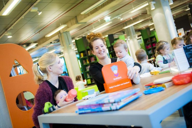 Muziek op schoot in MamaPapacafé bibliotheek 