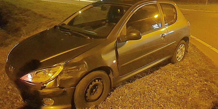 Automobilist rijdt door na ongeval politie aanrijding 