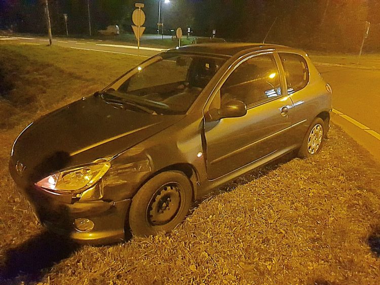 Automobilist rijdt door na ongeval politie aanrijding 