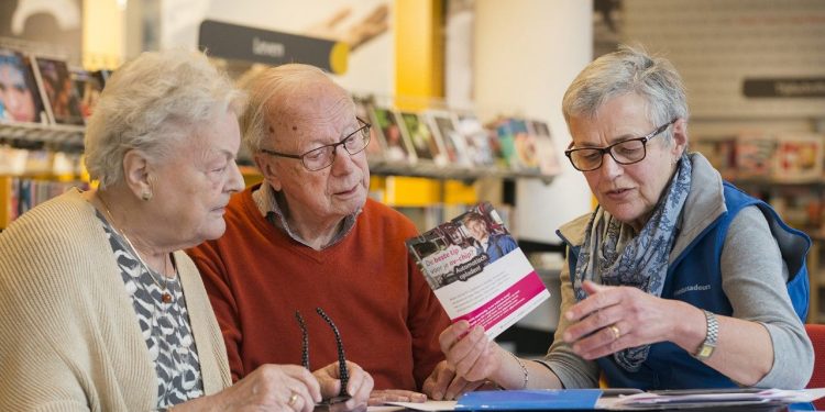 Speciaal voor senioren organiseren OV-ambassadeurs een inloopspreekuur bibliotheek 