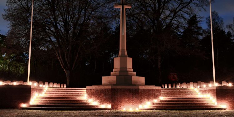 Herdenkingslichten Canadese Begraafplaats op 24 december svnf canadese begraafplaats 