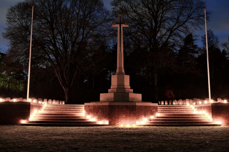Herdenkingslichten Canadese Begraafplaats op 24 december svnf canadese begraafplaats 