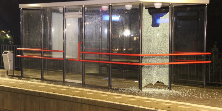 Vandalen leggen fiets op spoor en zorgen voor schade 