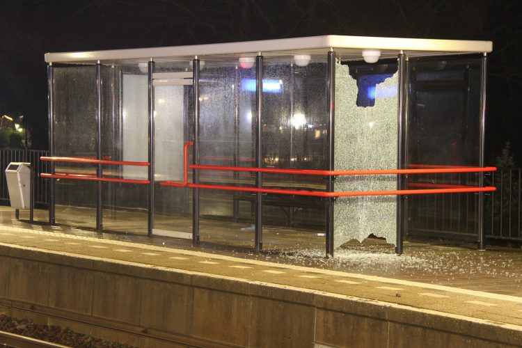 Vandalen leggen fiets op spoor en zorgen voor schade 