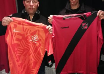 VV Holten ruilt shirt met KNVB vvholten Jubileum 