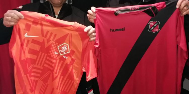 VV Holten ruilt shirt met KNVB vvholten Jubileum 