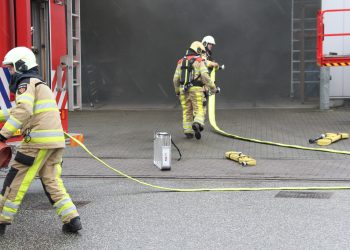 Brand autoschadebedrijf Henk Schuiterd brandweer 