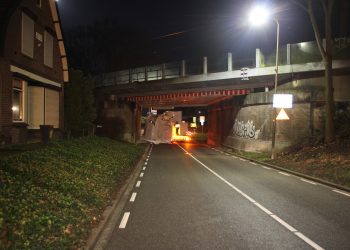 Vrachtwagen verliest lading onder spoorbrug Dorpsstraat politie 