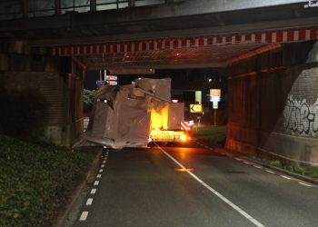 Vrachtwagen verliest lading onder spoorbrug Dorpsstraat politie 