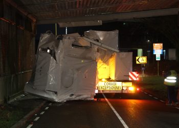 Vrachtwagen verliest lading onder spoorbrug Dorpsstraat politie 