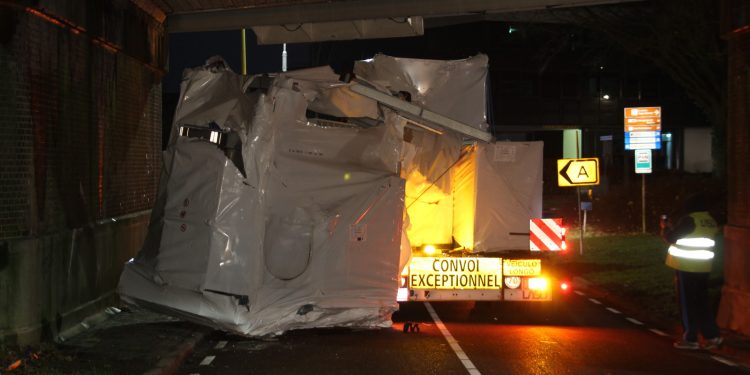 Vrachtwagen verliest lading onder spoorbrug Dorpsstraat politie 