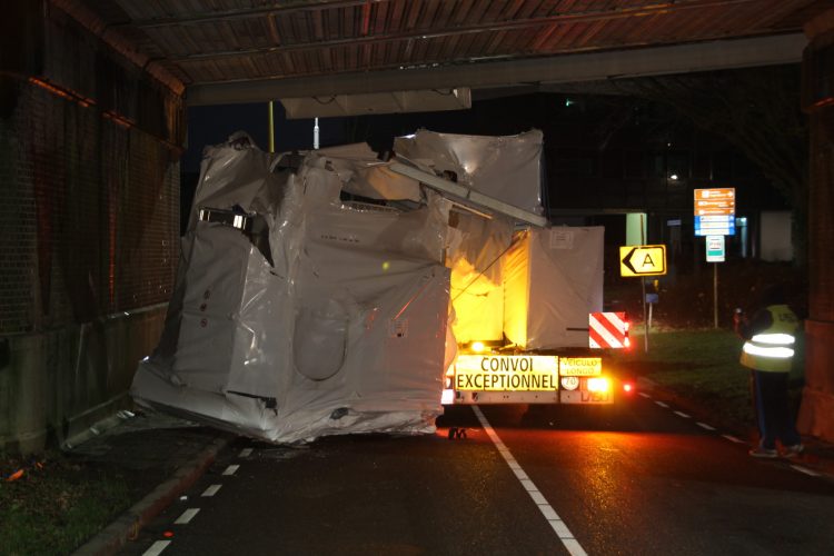 Vrachtwagen verliest lading onder spoorbrug Dorpsstraat politie 